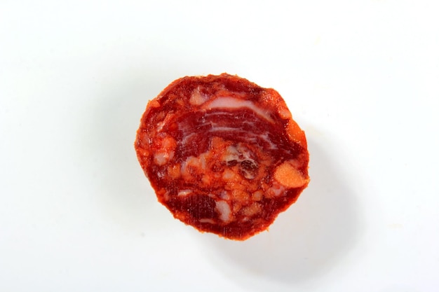 Textura de rebanada de salchicha de salami de chorizo de cerdo español aislada sobre fondo blanco