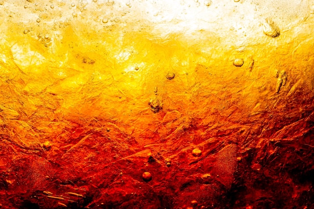 textura de refresco macro Vista de cerca de los cubitos de hielo en el fondo oscuro de la cola Textura de enfriamiento