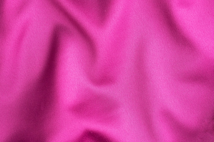 Textura de seda carmesí rosa, tabla de material de ropa.