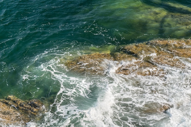 Textura de la superficie del mar profundo con espuma de mar