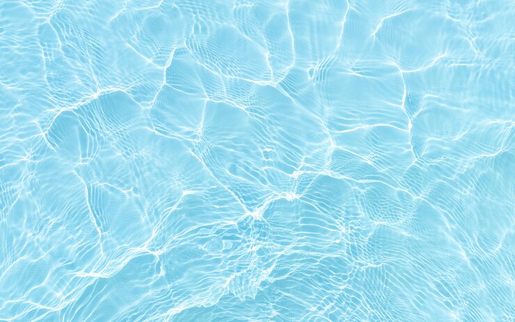 Foto la textura de la superficie de la ondulación azul claro brillante de la piscina con el sol refleja la visión desde la parte superior.