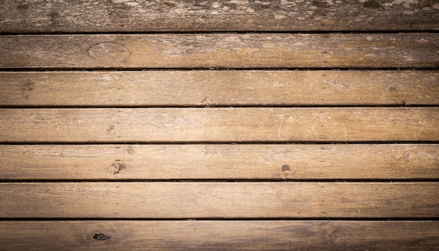 La textura de la tabla de madera oscura se puede utilizar como fondo