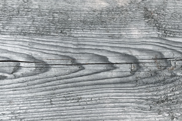 Textura de tablón de madera desgastada gris anudada natural.