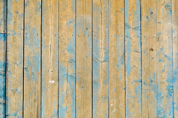 La textura de los tablones de madera natural con costuras pintadas con pintura descascarada azul