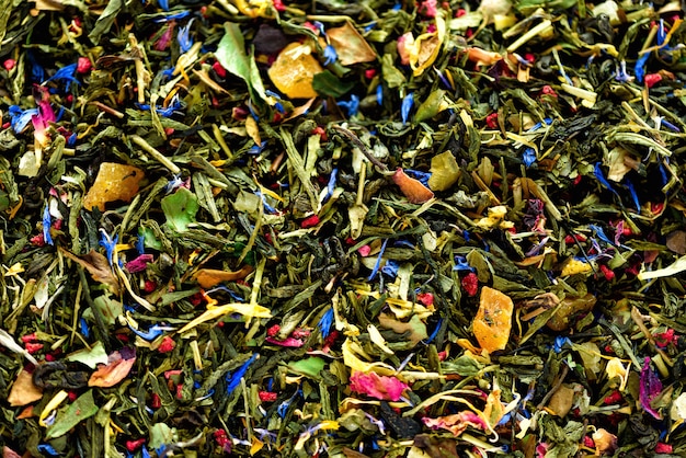 Textura del té verde con los pétalos secados de flores azules, caléndula, aciano. Comida. Hojas de hierbas orgánicas saludables, té de desintoxicación.