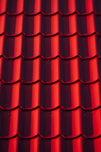 textura del techo. Azulejo rojo en un día soleado.