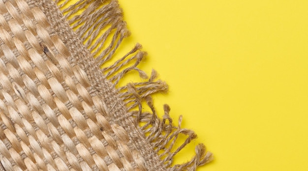 La textura de un tejido marrón de yute con un gran entrelazamiento de fibras