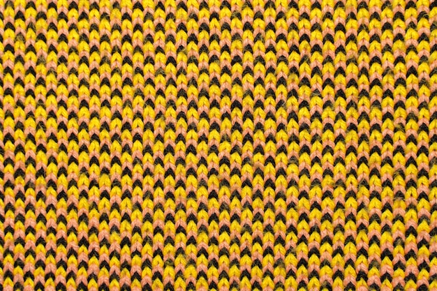 Textura de tejido de punto sintético rojo y negro amarillo