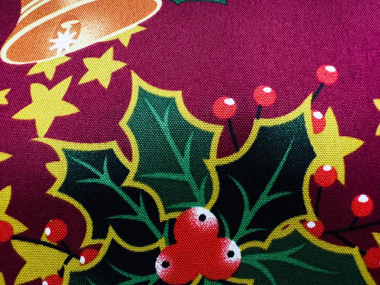 Foto textura de tela burdeos con macro de diseños navideños