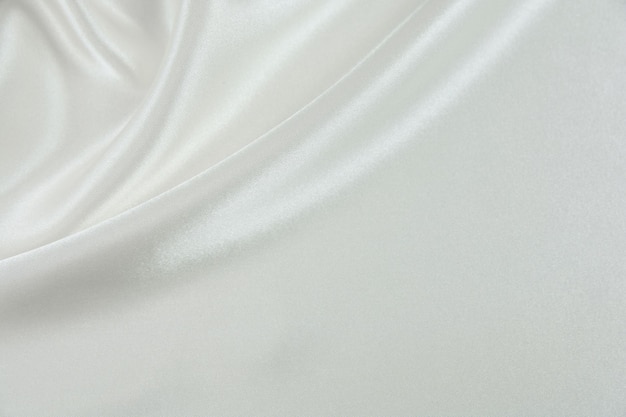 La textura de la tela satinada de color blanco para el fondo.