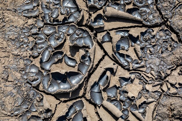 Textura de tierra seca y agrietada en un día caluroso