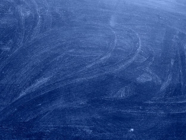 Textura de tiza de pizarra negra azul. Fondo de banner de pared de tablero escolar oscuro en blanco vacío