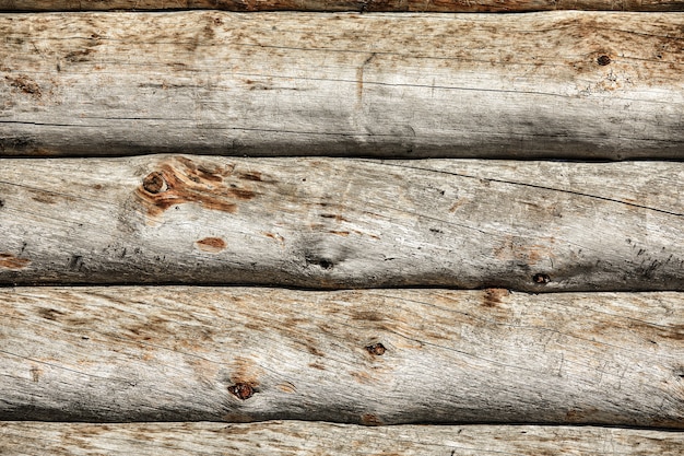 La textura de los troncos. Pared de una casa rural hecha de troncos de madera con nudos. Fondo de madera, espacio de copia.