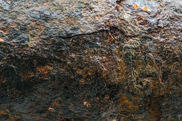 Textura de tubería de hierro pelado oxidado con ranuras y grietas