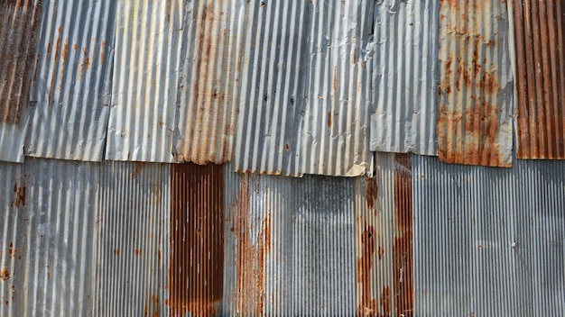 Textura velha e fundo de cerca de zinco enferrujado