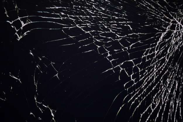 Textura de vidrio agrietado sobre fondo negro Efecto de vidrio agrietado realista aislado