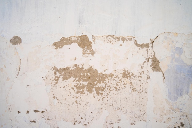Textura de la vieja pared de hormigón gris para el fondo Óxido dañado en la superficie de la pared de hormigón para el fondo Textura áspera en la forma áspera de la pared gris debido a la capa de pintura descascarada debido a la lluvia