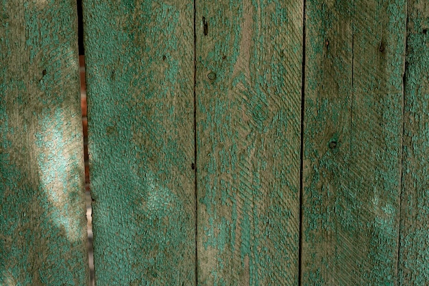 Textura de la vieja valla de madera rústica en mal estado pintada hecha de tablones, fondo grunge