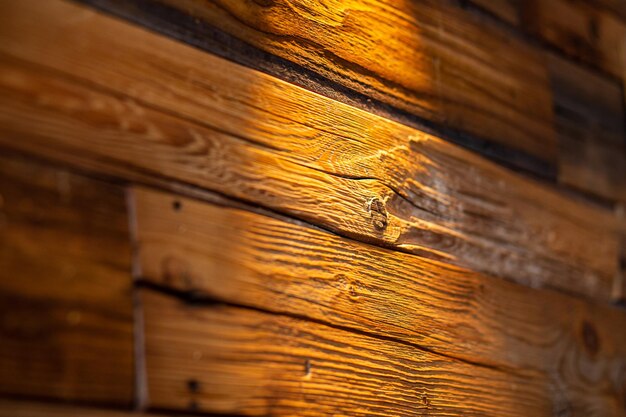 Textura de viejas tablas marrones de madera iluminadas por una lámpara