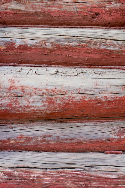 Textura del viejo tronco de madera con pintura marrón gastada