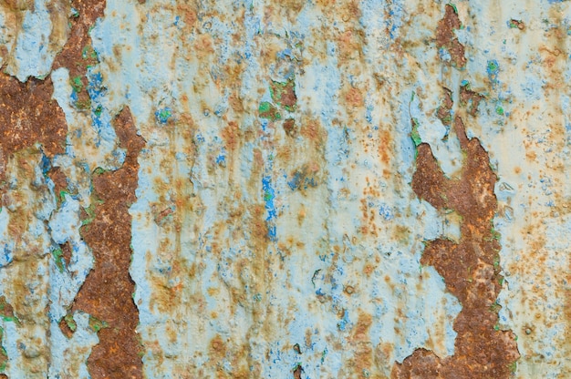 Texturas de óxido de hierro en la puerta de metal cerca del mar.