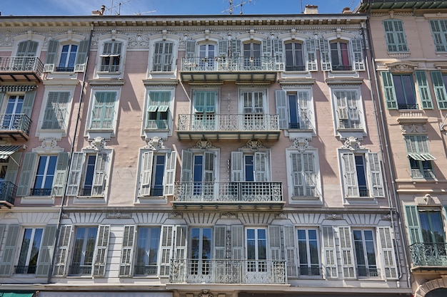 Texturas de ventanas y balcones en estilo barroco de un bonito condominio en francia.