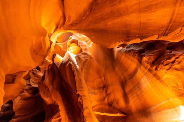 Texturas vermelhas alaranjadas e roxas no upper antelope canyon na cidade de page