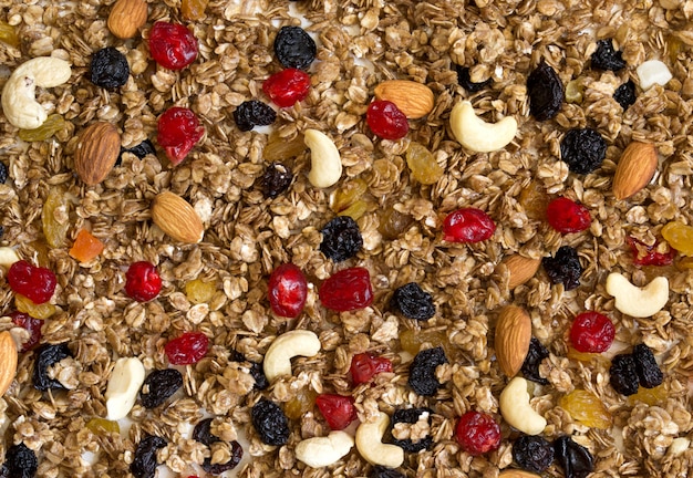 Texture Granola mit getrockneten Kirschen und Nüssen.