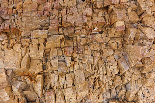 Texturen und Muster natürlicher Gesteinsbrocken und Erosion des Meerwassers im Laufe der Zeit