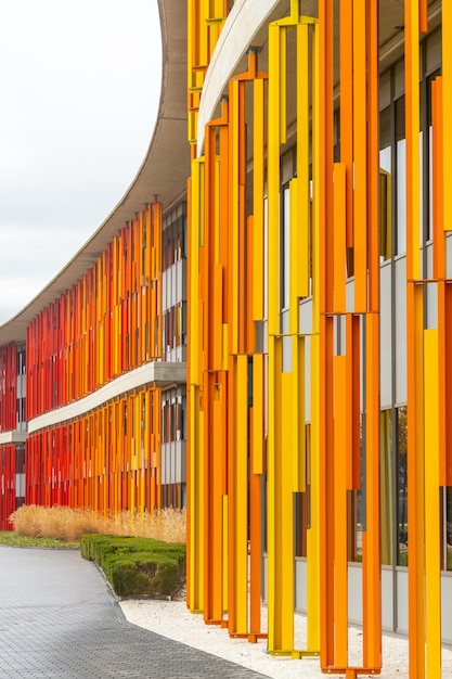 Texturen von roten, orangen und gelben Farben der Gebäude in der Internationalen Ausstellung in der Stadt Zaragoza, Expo 2008, neben dem Fluss Ebro in Aragon. Spanien