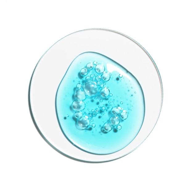 Foto texturmuster aus blauem hyaluronsäure-serumgel auf weißem, isoliertem hintergrundmakro kosmetik