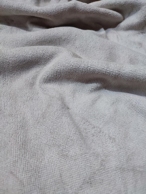 Texturmuster Hintergrund eines schmutzigen, ungewaschenen weißen Handtuchs