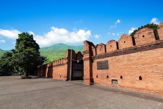 Tha Phae Gate Chiang Mai antigua ciudad antigua muralla y foso en la montaña boscosa cielo azul