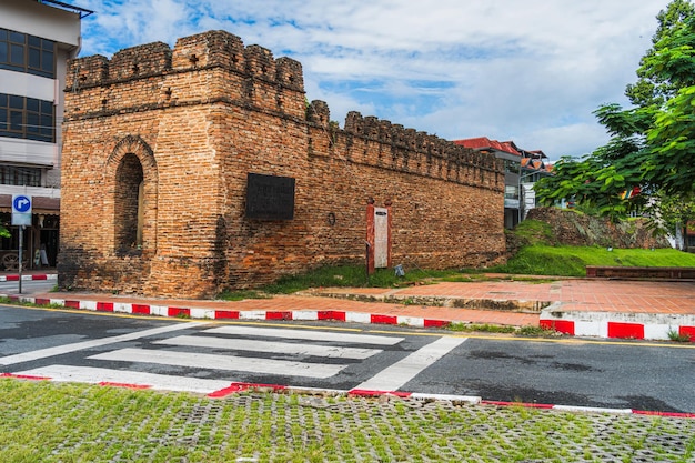 Tha Phae Gate Chiang Mai cidade velha da cidade e rua antiga parede no fosso Chang Phuak Gate é uma grande atração turística em Chiang Mai norte da Tailândia