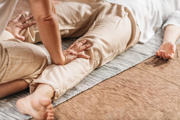 Thai-Akupressur-Massage Knieschmerzbehandlung