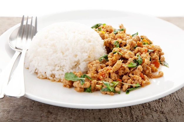 Thai-Basilikum-Hackfleisch Reis mit Thai-Basilikum-Hackfleisch Thai-Essen