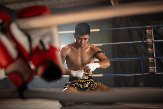 Thai-Boxer bereiten sich darauf vor, ihre Gegner in der Ecke zu bekämpfen.