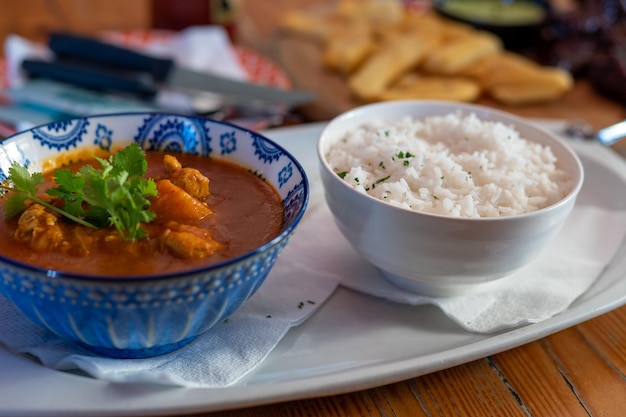 Thai-Curry und Reis in der Schüssel gesehen