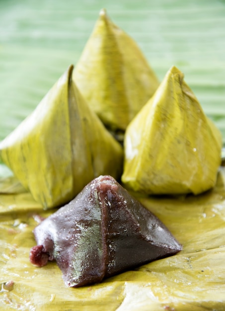 Thai-Dessert, aus Reismehl und Kokosnuss mit Zucker, Bananenblatt-Packung (gekocht)