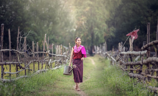 Thai einheimische Frau arbeitet