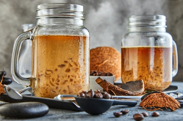 Thai Eiskaffee mit Kokosmilch mit Crushed Ice in einem Einmachglas