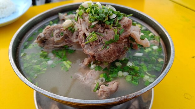 Foto thai-essen aus der nähe, scharfe schweinebeinsuppe leng tom zaap