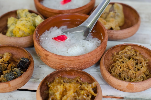 Thai Essen. Kao-Chae, gekochter Reis in Eiswasser getränkt