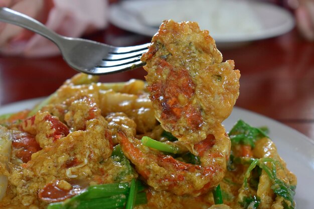 Foto thai-essen mit weicher schale krabbe gerieben mit currypulver