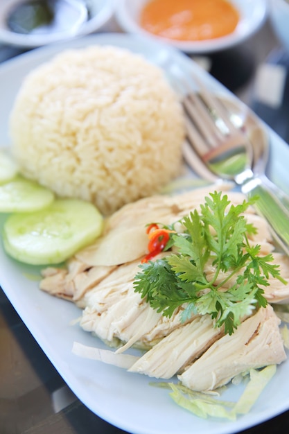 Thai Food Gourmet gedämpftes Hühnchen mit Reis, Khao Mun Kai im Holzhintergrund