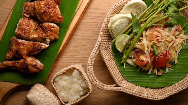 Thai-Food-Papaya-Salat oder Somtum mit gegrilltem Hühnchen und Klebreis-Draufsicht