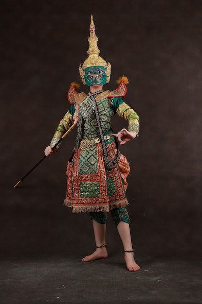 Thai-Khon-Tänzerin in aufwändigen Kostümen