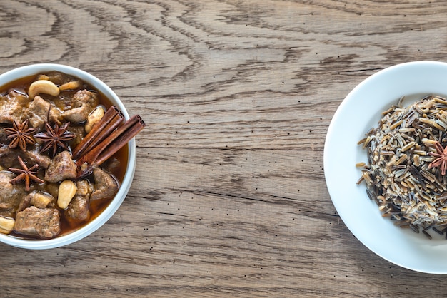 Thai Massaman Curry en la mesa de madera