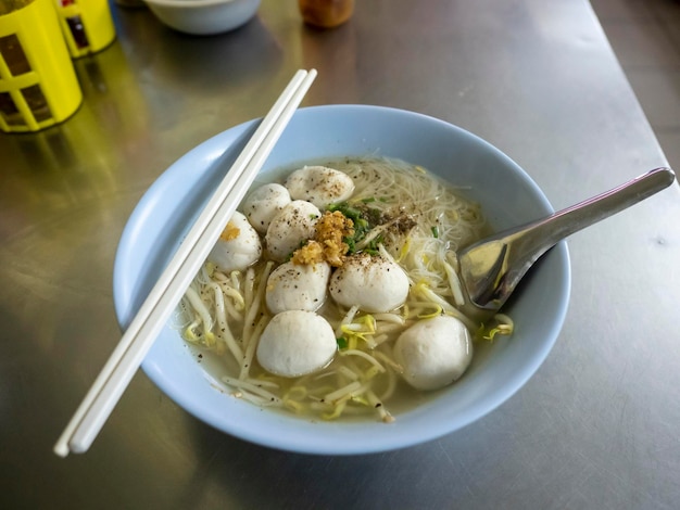 Foto thai-nudeln mit fleischbällchen inklusive sojasprossen