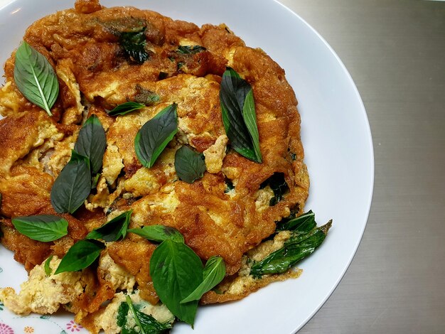 Thai Omelett mit Basilikumblatt hautnah